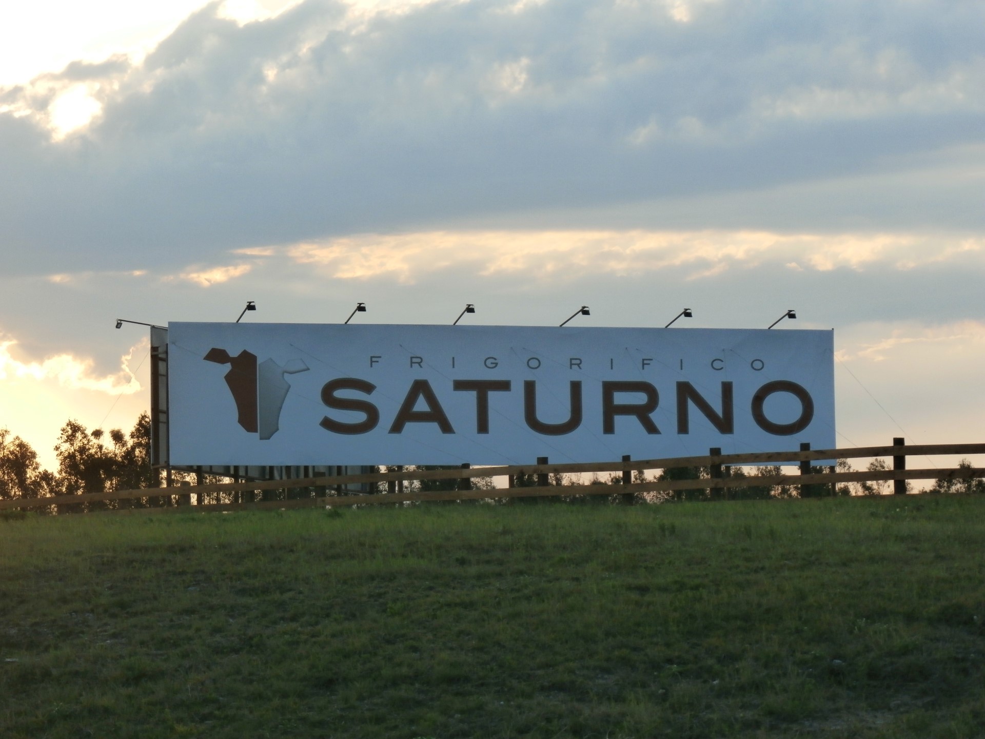 frigorifico saturno cartel